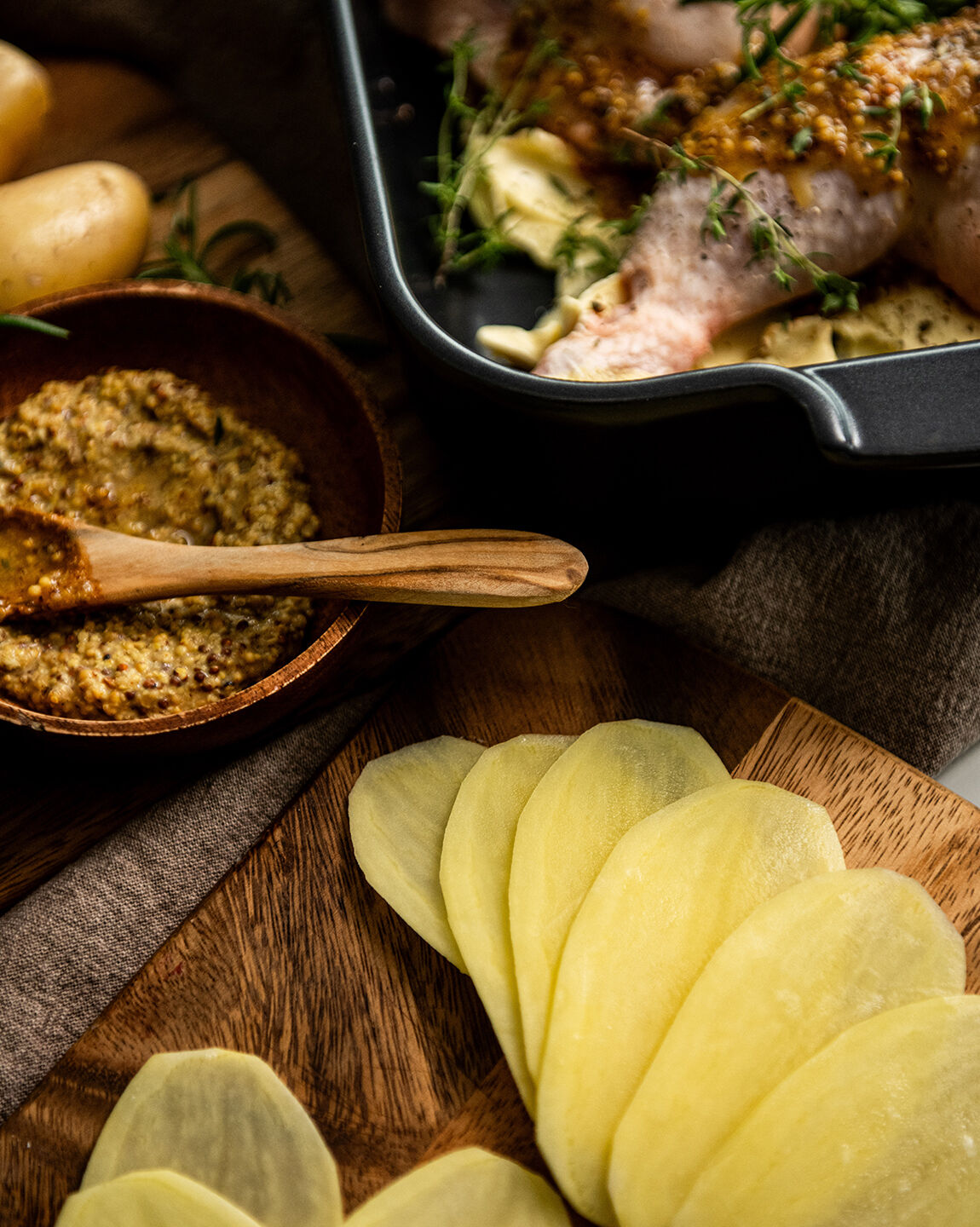 Préparation du poulet miel moutarde et mille-feuilles de pommes de terre